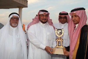 فيصل باعقيل يسلم كأس الب  نك الآهلي لمعالي  الفريق طلال عنقاوي الموسم الماضي